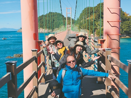 國家公園署和陽管處同仁於閑麗海上國立公園萬智島吊橋留影／陽管處 提供