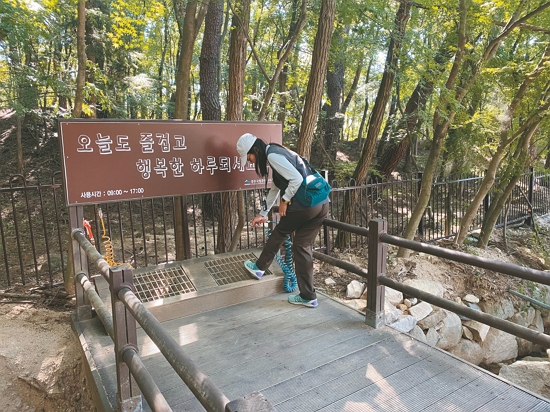 慶州國立公園園區步道出入口處配備有清除鞋底底泥的空氣槍設備 ／國家公園署 提供