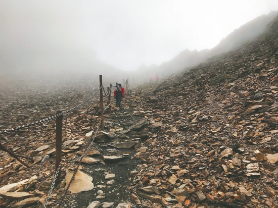 留守人必須熟悉登山的路徑狀況，並掌握可能的天氣變化
