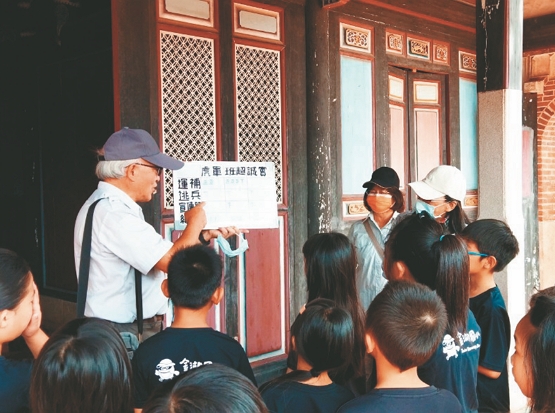志工於瓊林民防館解說戰事期間的民防知識／金管處 提供