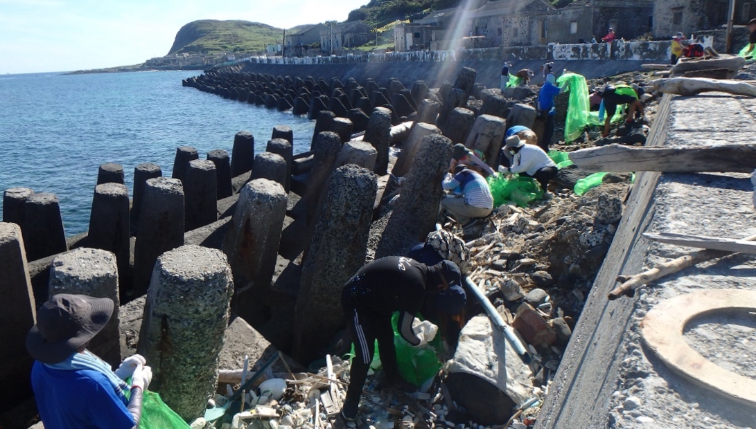 活動人員努力的收集海漂垃圾