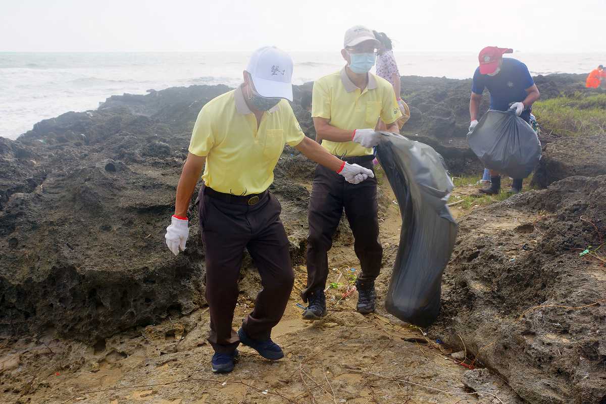 Director Lin Wenhe and Deputy Director Xu Shuguo of the Reclamation Management Office took the lead in cleaning the beach