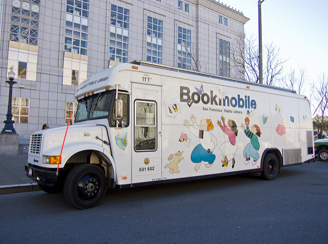舊金山公共圖書館建築外觀與圖書巴士