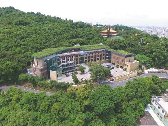 落成的國家自然公園壽山遊客中心、行政中心與保育研究中心的建築群，隱身在大片綠意中（現屋頂形式已改變）