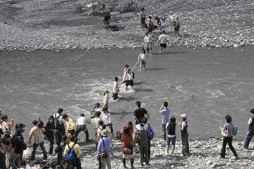 2006年，工作人員為了到達立霧溪水的對岸而搭起的人橋(太管處提供)。