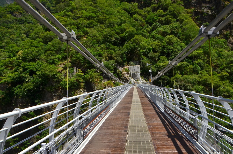 山月吊橋的橋面設計寬闊穩固，遊客可輕鬆欣賞兩旁美景(圖片摘錄「自由自遊」)