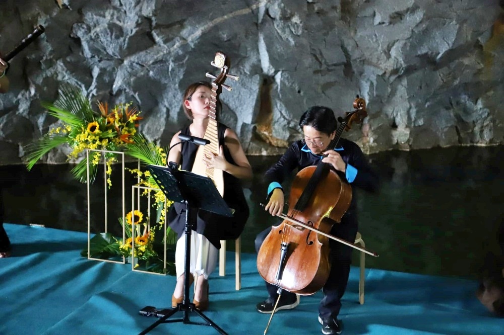 琵琶演奏家陳昱蓉(左)與大提琴家張正傑(右)演出琵琶名曲《十面埋伏》》