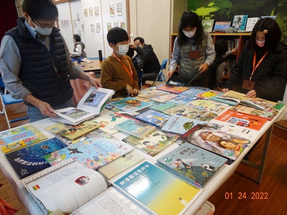 汶水遊客中心的環境教育教室提供約1,000本與環境議題相關的繪本，可一邊翻閱故事、一邊學習創作技巧(雪霸國家公園管理處提供)