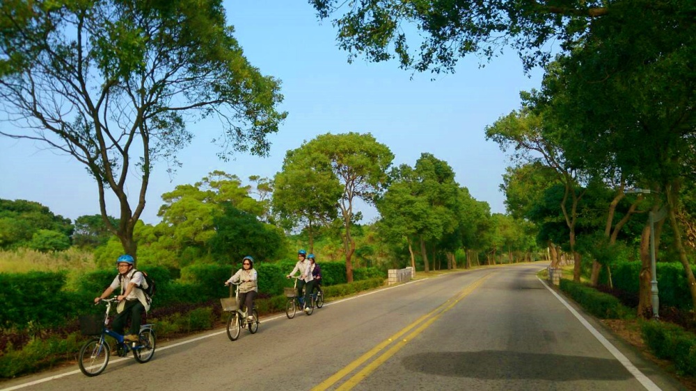 金門有越來越多騎著機車、腳踏車自由行的民眾，融入當地的生活步調，悠然享受小旅行的美好(金門國家公園管理處提供)