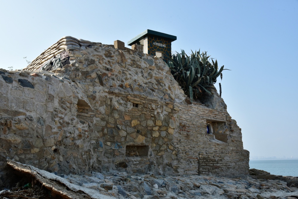 由蚵條、石塊、水泥所構築而成的碉堡外牆(金門國家公園管理處提供，蔡承璋攝)