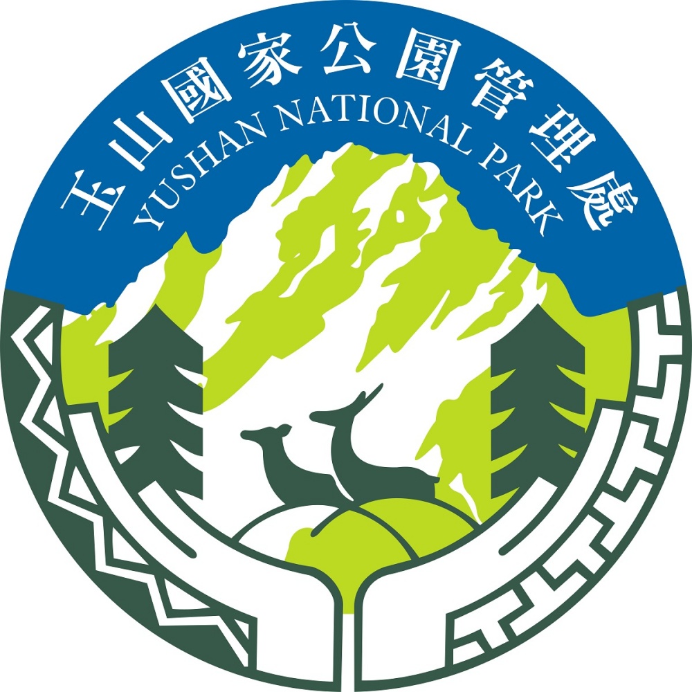 玉山國家公園管理處處徽
設計說明:玉山國家公園範圍所轄有漢文化(右邊圖騰)與原住民文化(左邊圖騰)和諧共融,同時靠人類的雙手及智慧共同維護這片好山好水下的動物植物等生物資源,讓大地生生不息