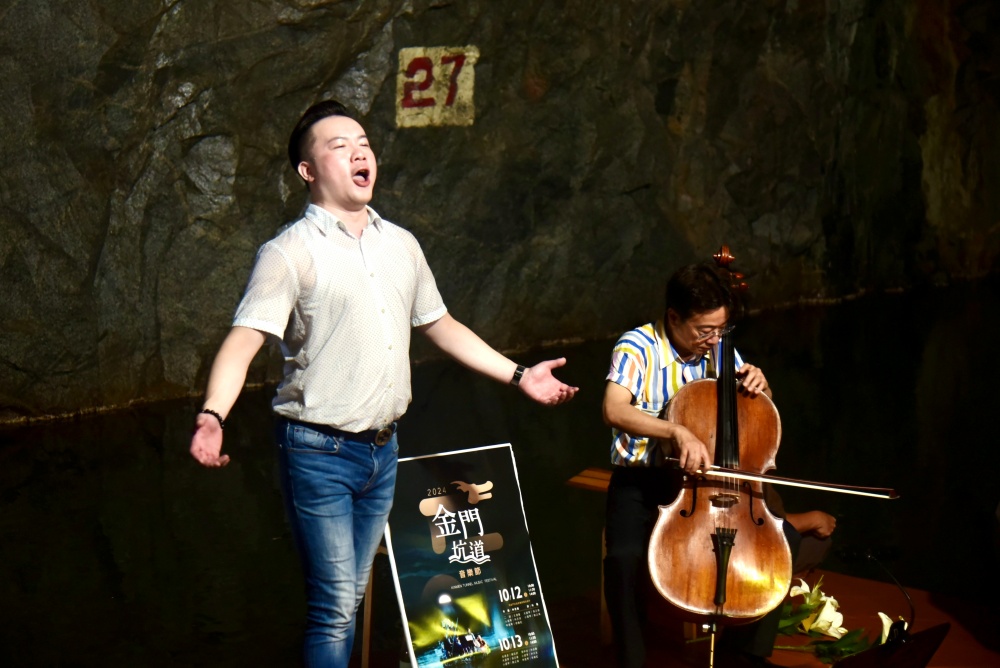 藝術總監張正傑與林政勳一同演出