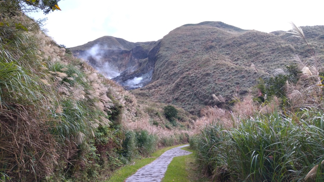無障礙步道上可觀賞火山地質景觀