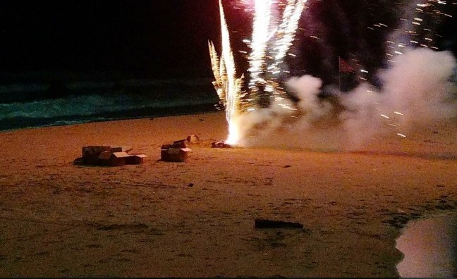 南灣沙灘爆竹煙火