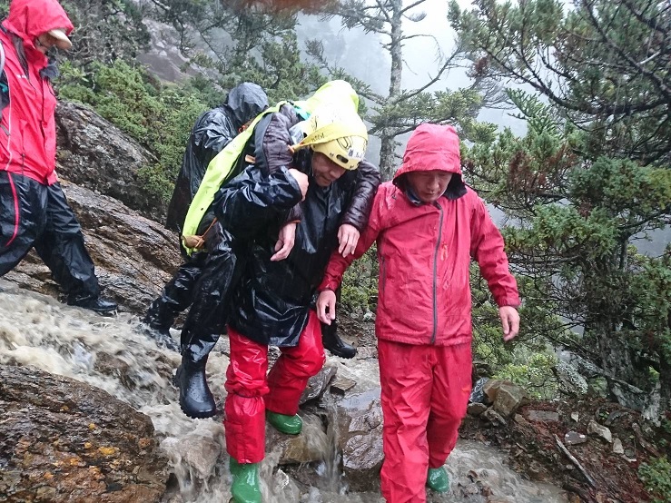 惡劣天候下將遭雷擊的山友揹負下山/玉管處提供