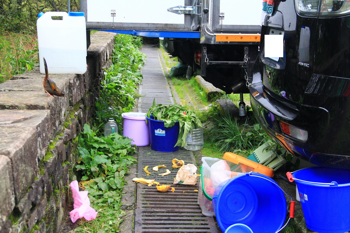 Visitors are asked to dispose of their trash in the designated manner, sort their trash, and to take it with them as much as possible when leaving the mountain.