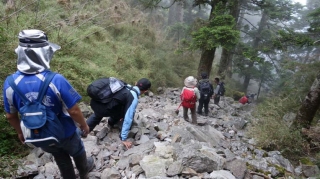 通過玉山前峰石瀑區