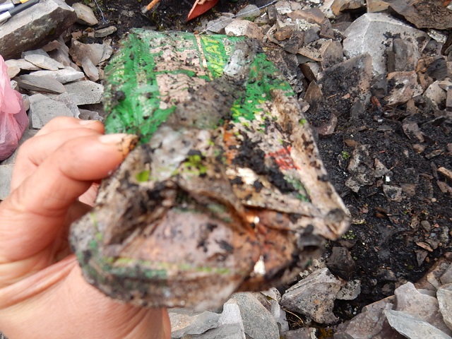 Shei-Pa National Park Headquarters discovered sports drinks retort pouches from 1988 at the Cui Pond stone house site