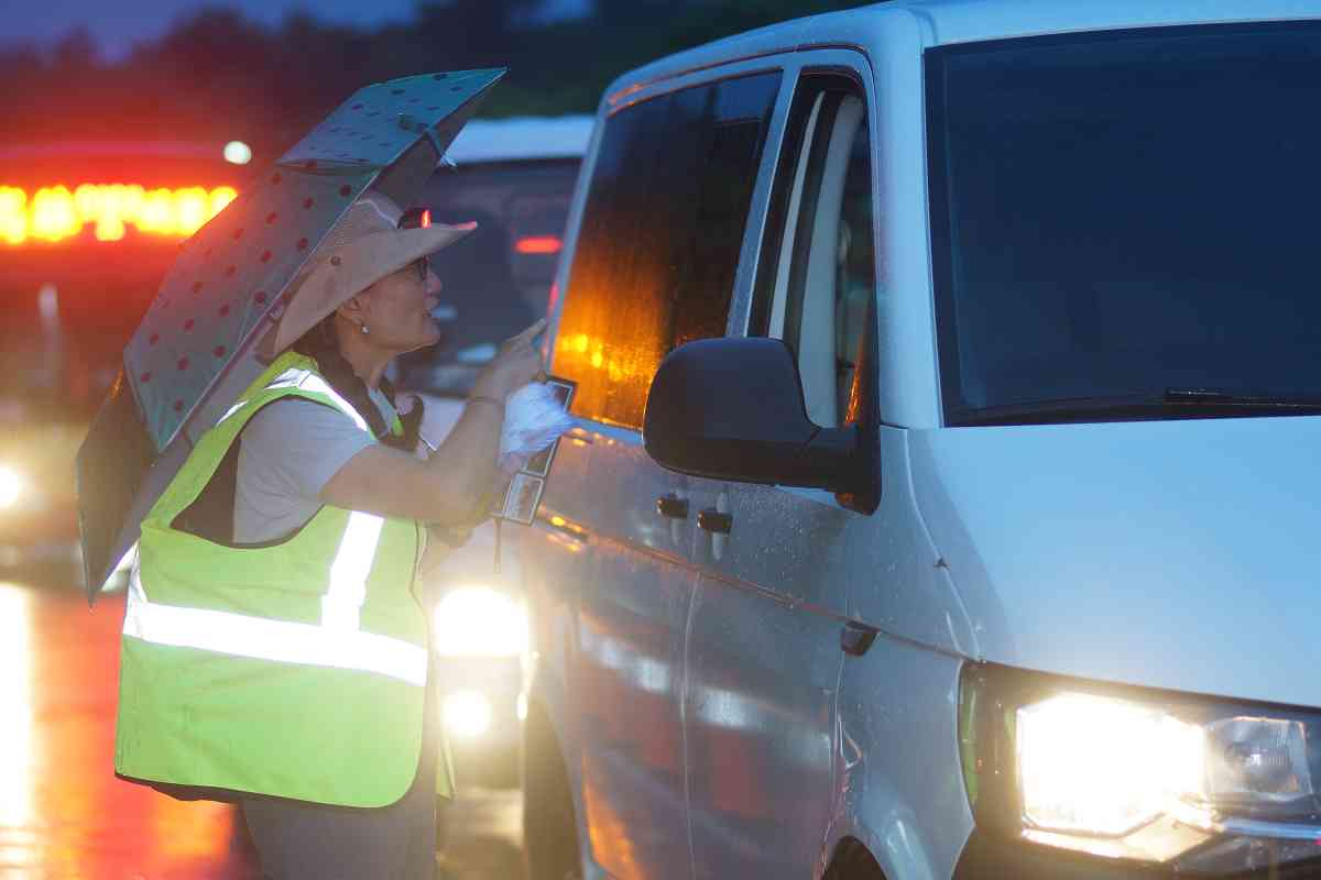 向用路人進行陸蟹保育宣導