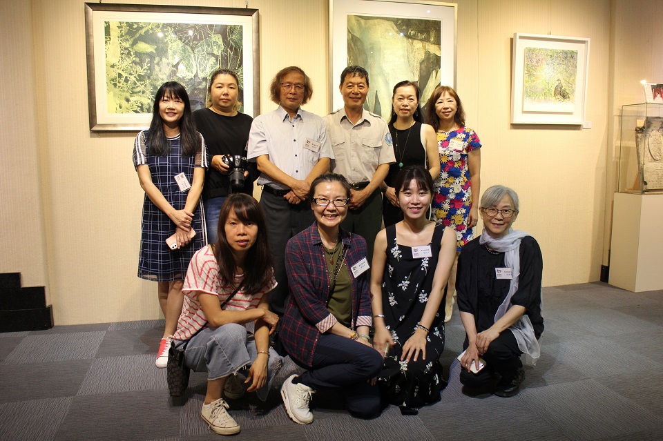 「山海戀」展覽開幕式,游登良處長與友點子版畫工作室參展畫家合影