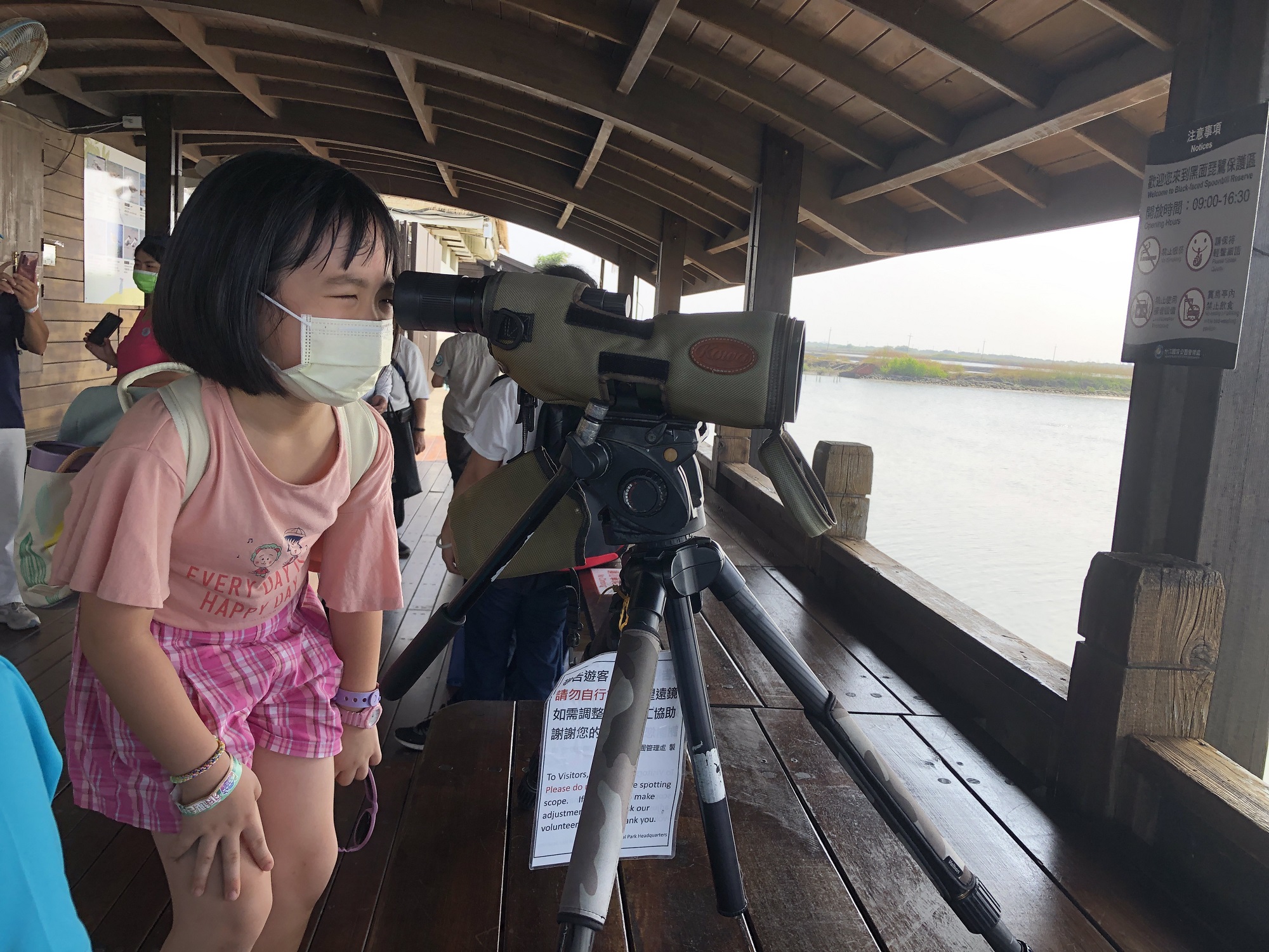 台江國家公園賞鳥亭備有單筒望遠鏡,遊客有機會目睹黑面琵鷺的風采
