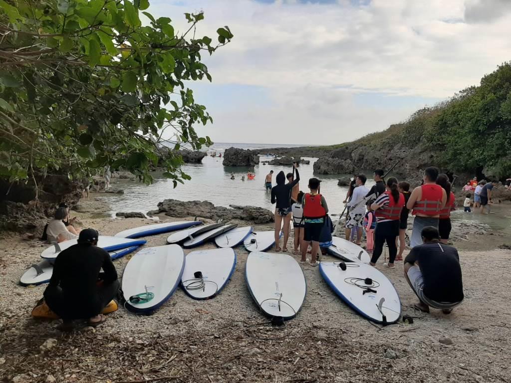 夏季獨木舟或SUP分流至後壁湖潟湖區等水域，小峇里海灘則保留給大量的親子戲水 