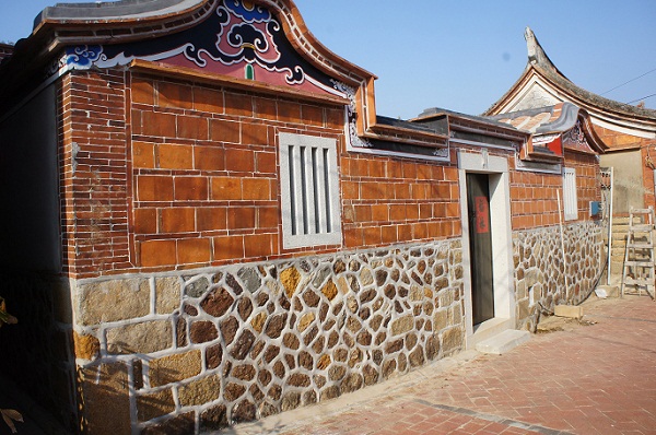 金門國家公園維護傳統聚落風貌及傳統建築重生，103年度補助民眾自行修復費用達新台幣21,700,398元，共計傳統建築16棟及新式建築9棟。