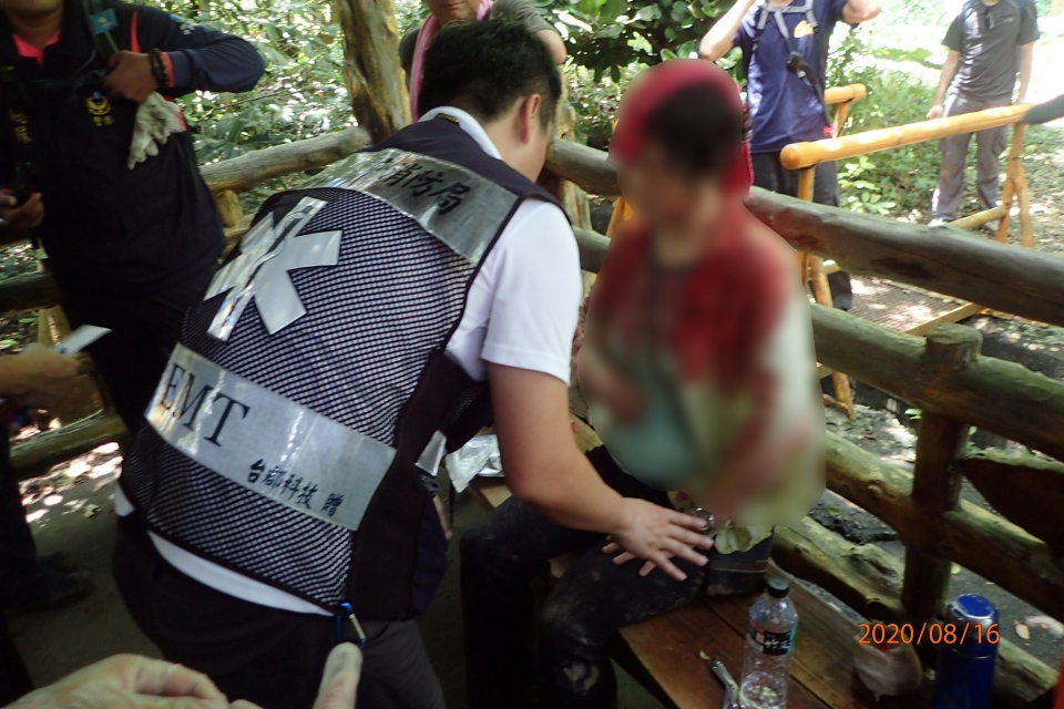 救護人員對傷者進行初步救傷處理
