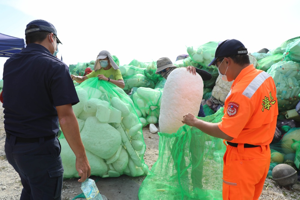 A total of approximately 553.5 kilograms of waste were removed and statistical data on marine debris was gathered and analyzed. 