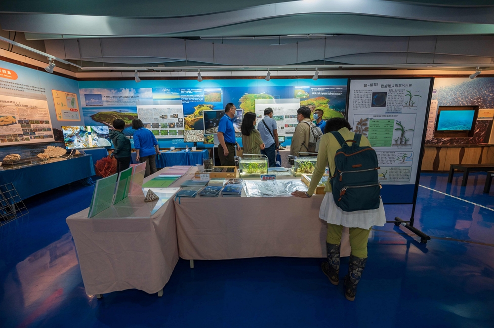 活動當天民眾在海管處大廳欣賞成果展示/海管處提供