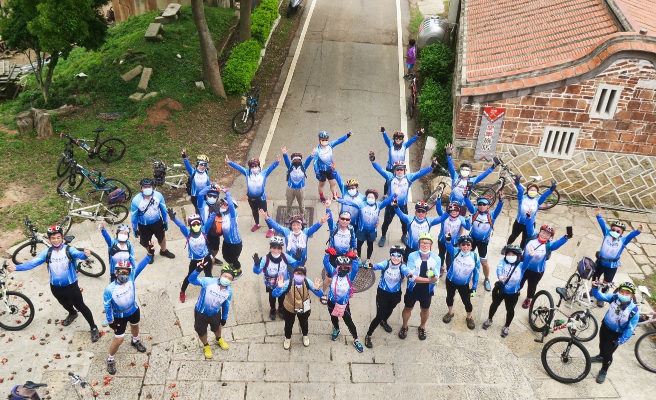 Happy group photo next to the ancient house in southern Fujian