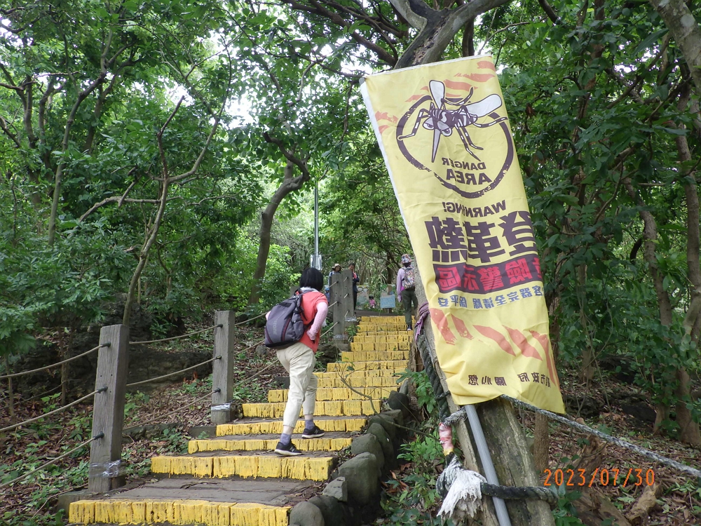 壽山登山口懸掛防蚊警戒旗/自管處提供
