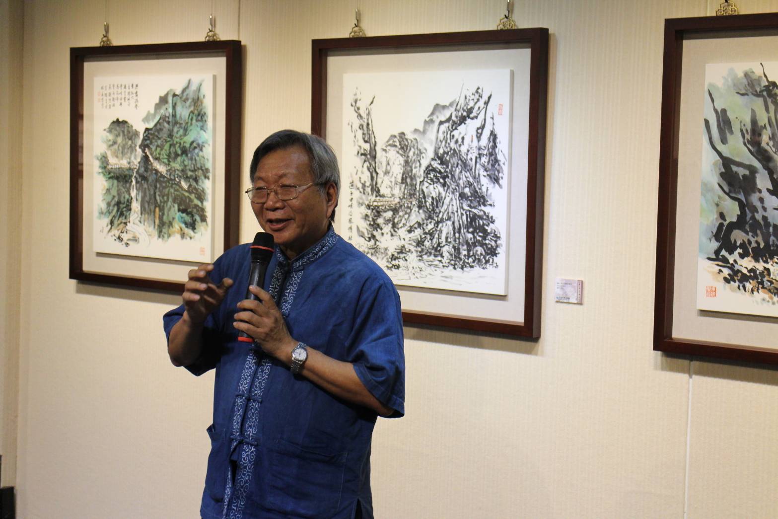 「比翼山海-林永發水墨個展」林永發教授致詞，共兩張照片