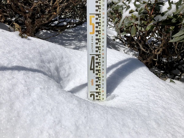 107年3月21日，雪山圈谷的雪尺仍有近30公分厚的積雪