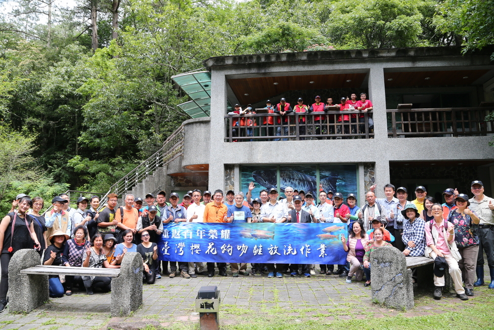 6月28日放流作業人員合照於臺灣櫻花鉤吻鮭生態中心前