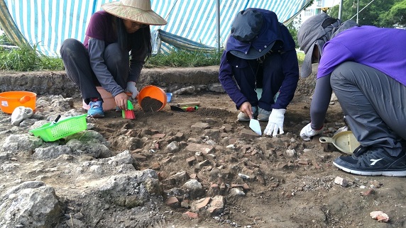 國立成功大學考古學研究所的研究生們發掘清代街市在日治時期被拆毀後的填覆地層