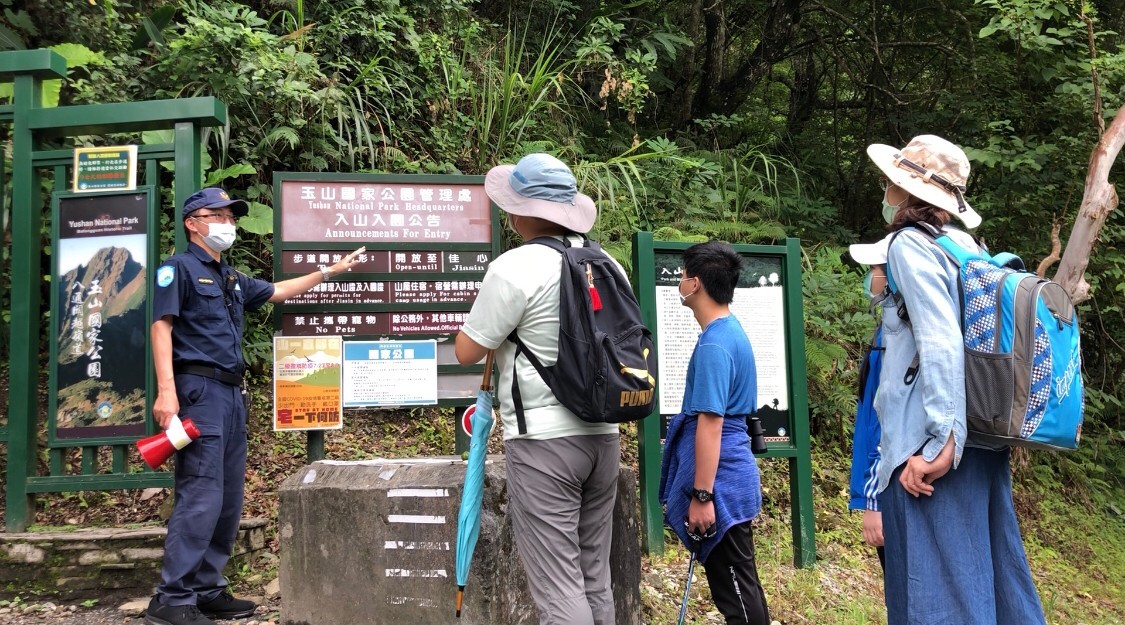 保七六大員警在登山口宣導防疫注意事項_保七六大提供