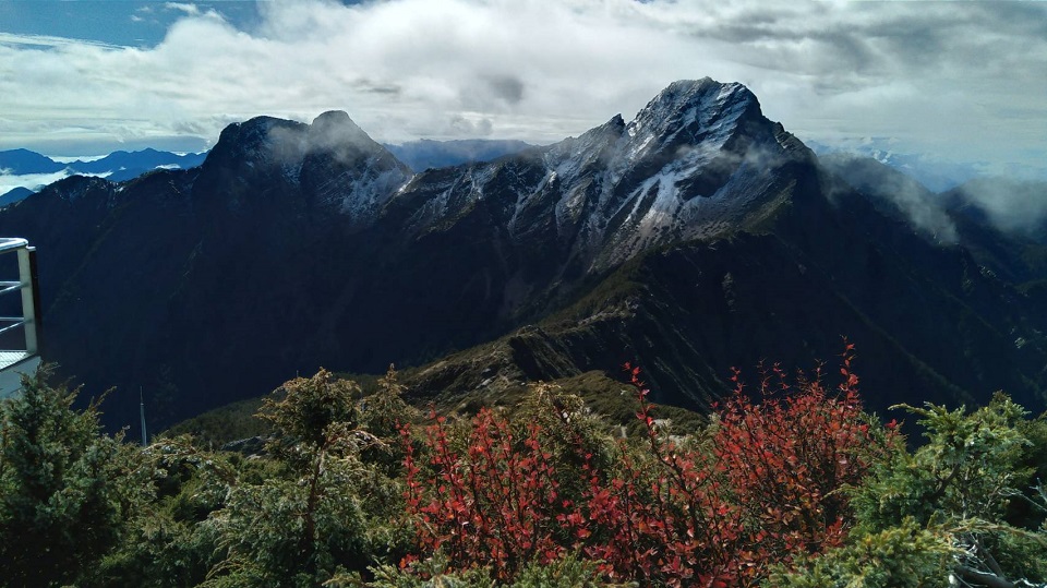 遠眺雪景美哉玉山1091222北峰氣象站拍攝-玉管處提供