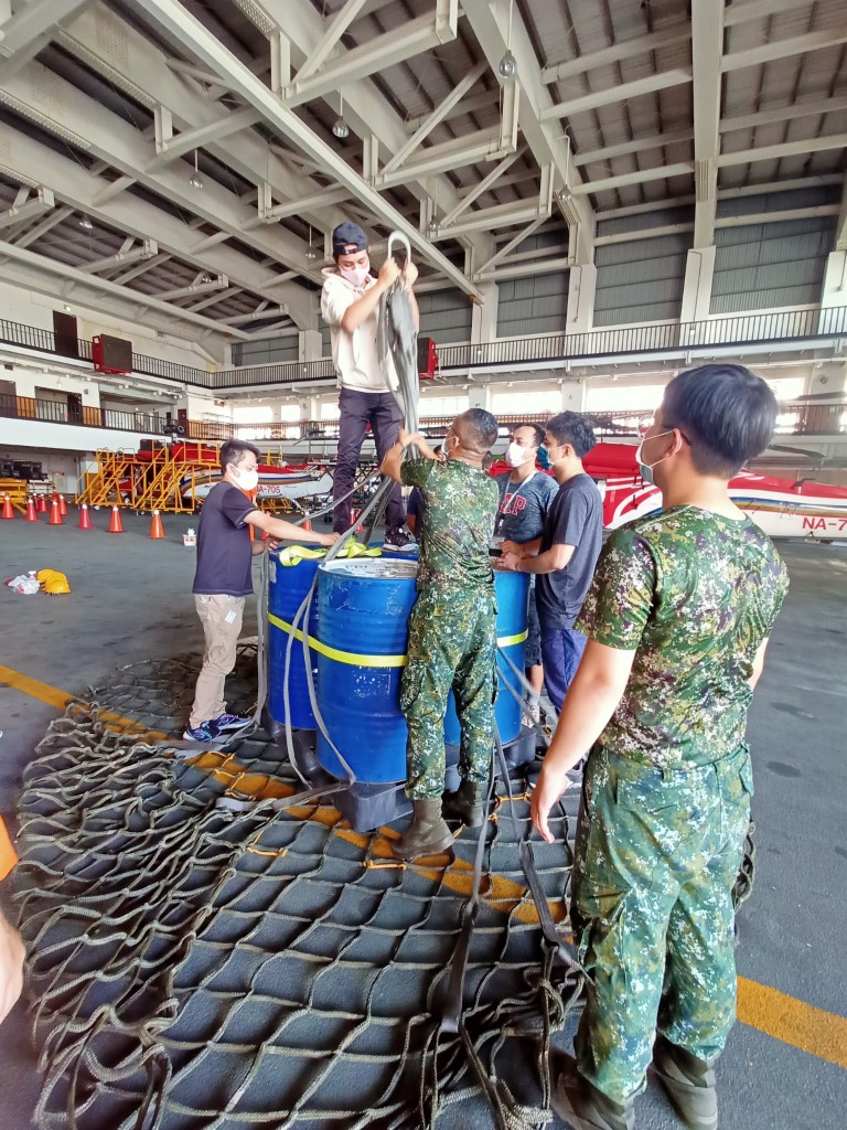 圖4、陸軍航空特戰指揮部教官指導雪霸處員工及組裝承商作業人員進行吊掛專業訓練。
