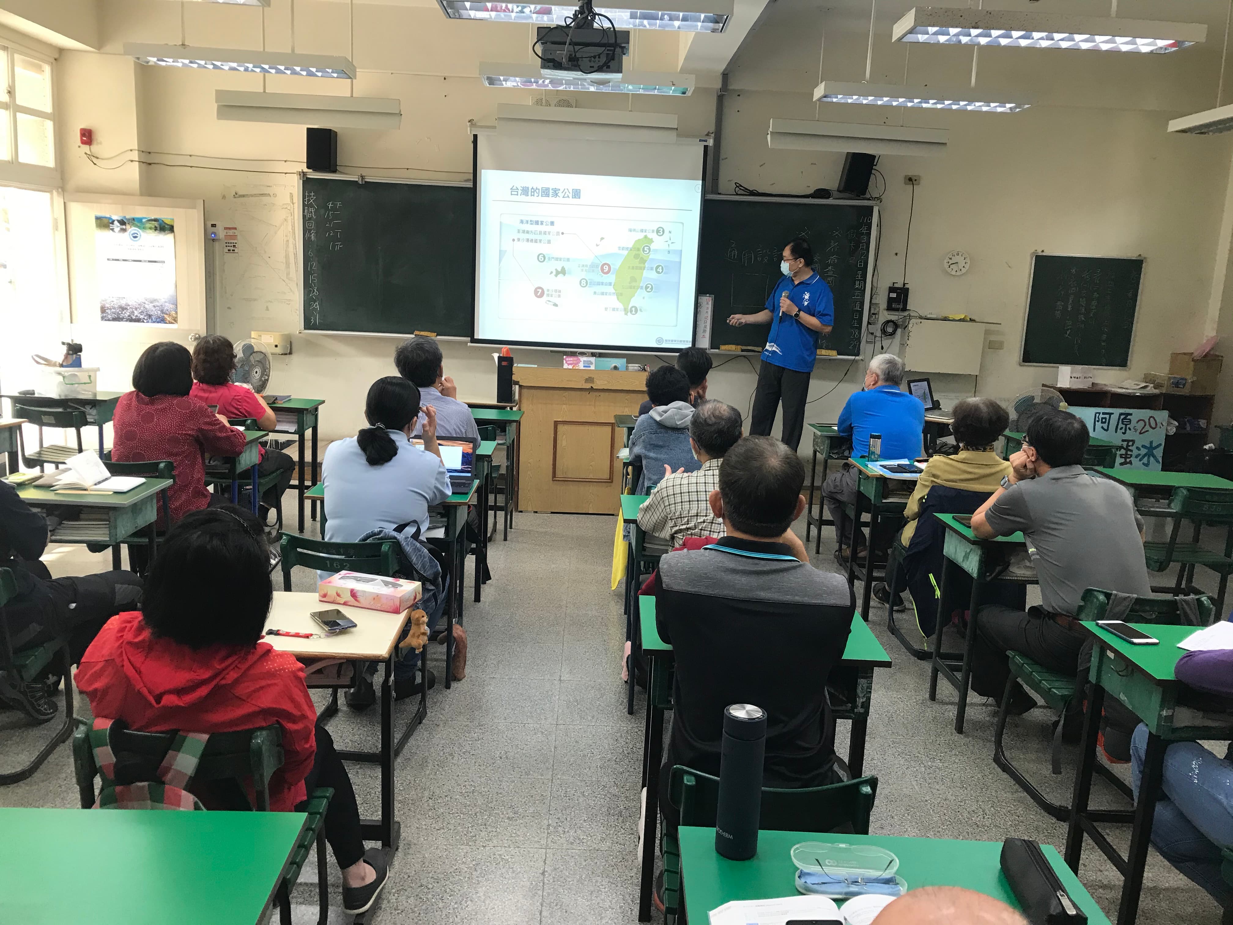 110年澎湖南方四島國家公園解說人員培訓初階課程高雄場學員認真上課