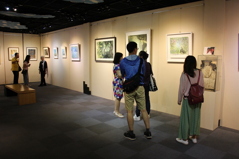 「山海戀」友點子版畫工作室聯展遊客觀賞情形
