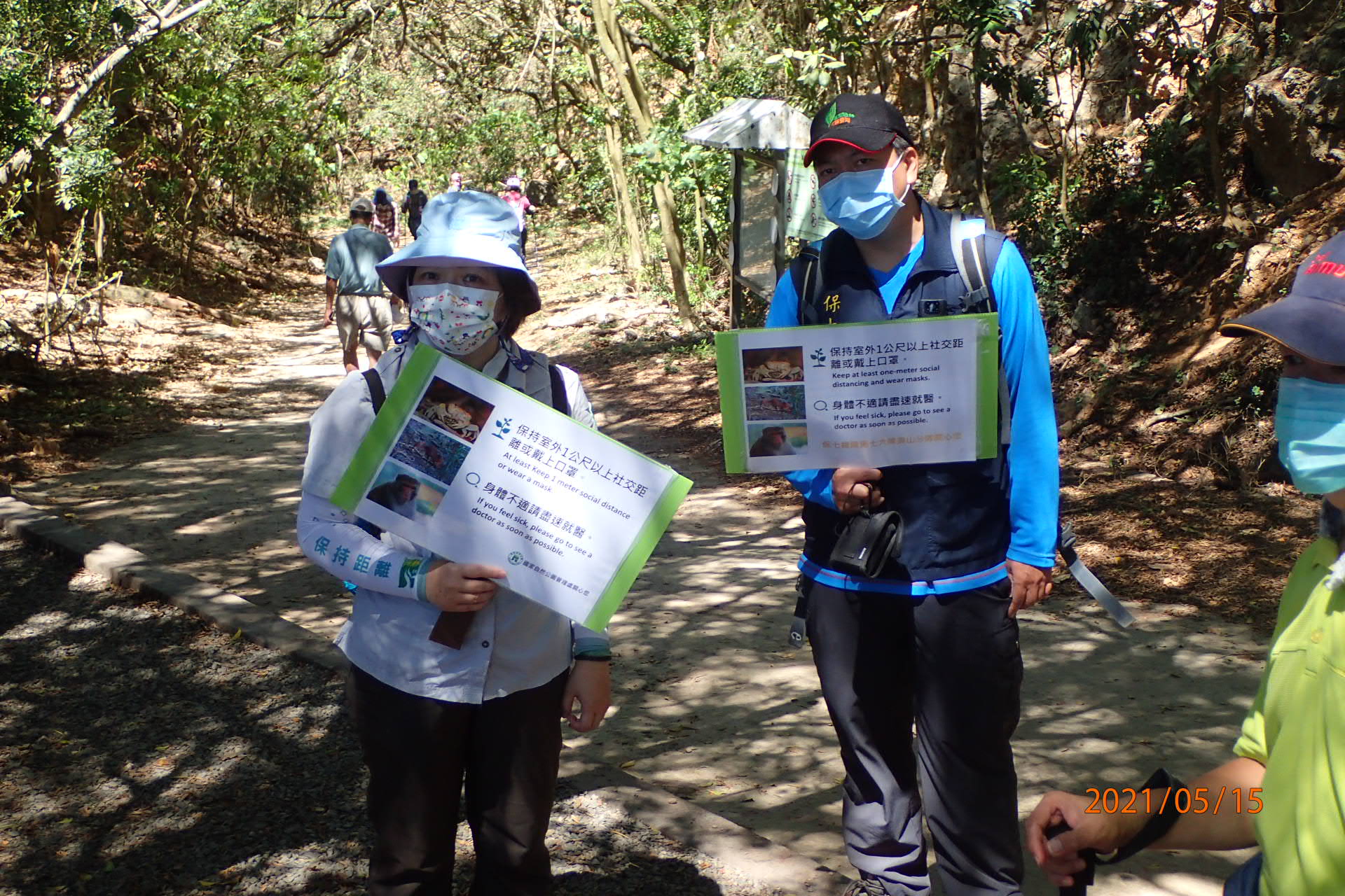 國家自然公園管理處加強防疫宣導，提醒登山民眾配戴口罩與保持社交距離