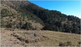八通關營盤遺址現況，工作人員站立在遺址上 
