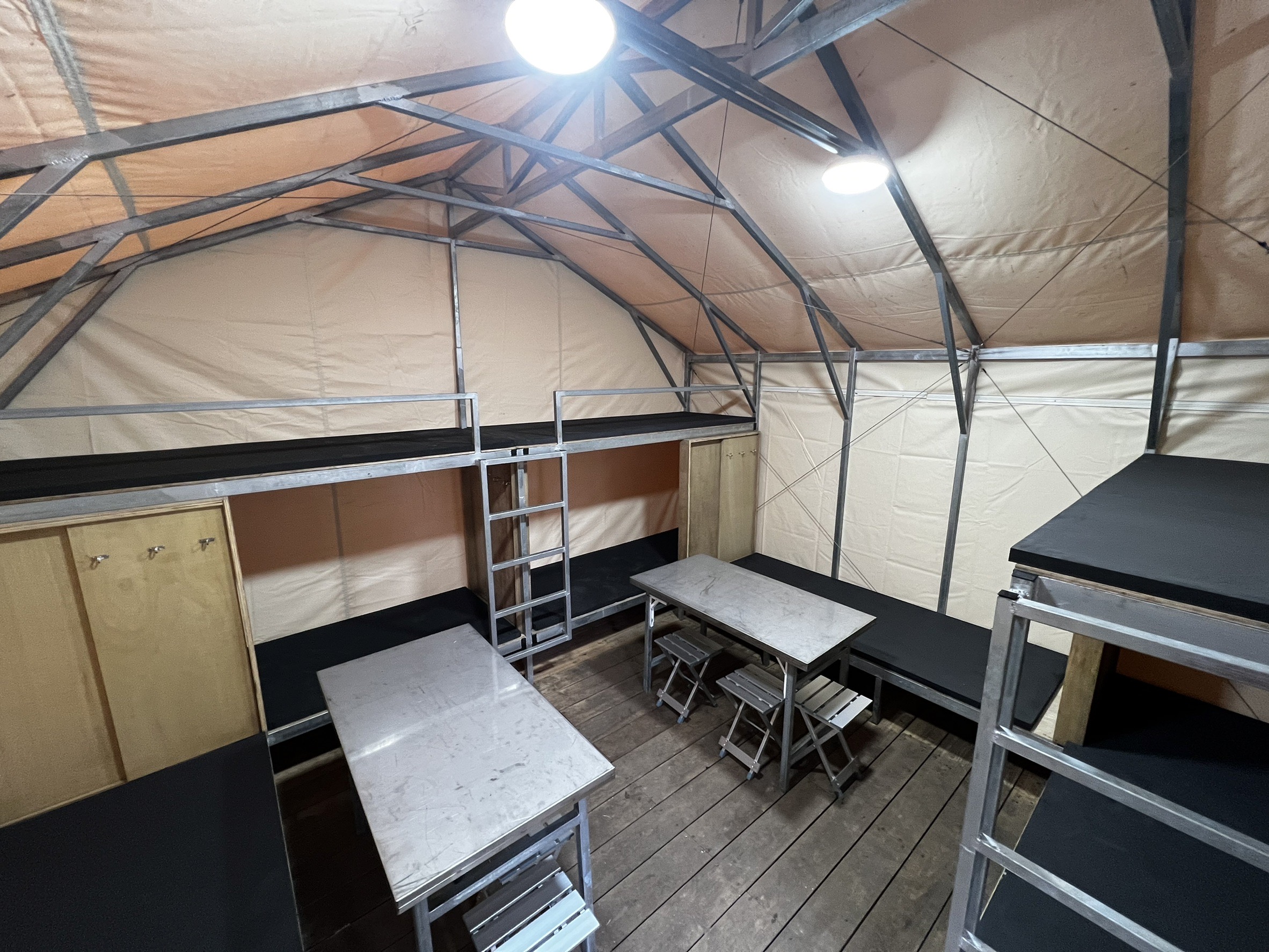 鋸東避難小屋內部照