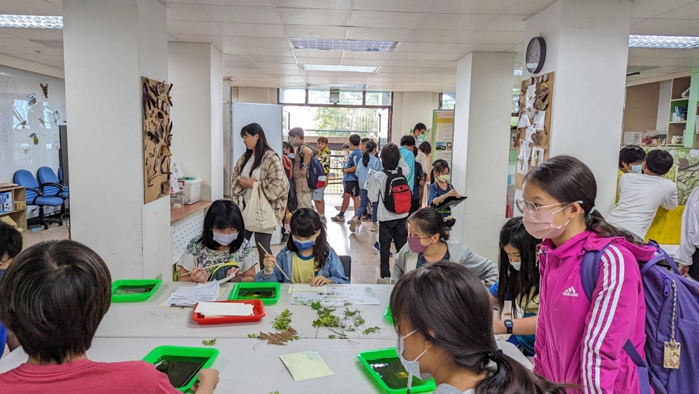 壽山國小學童帶領製作藍晒植物書籤/自管處提供