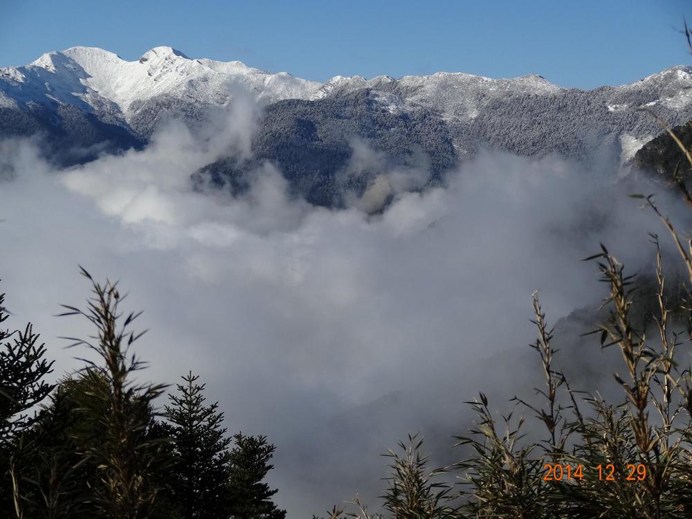 桃山眺望聖稜線雪景（雪霸處志工游寶環提供）