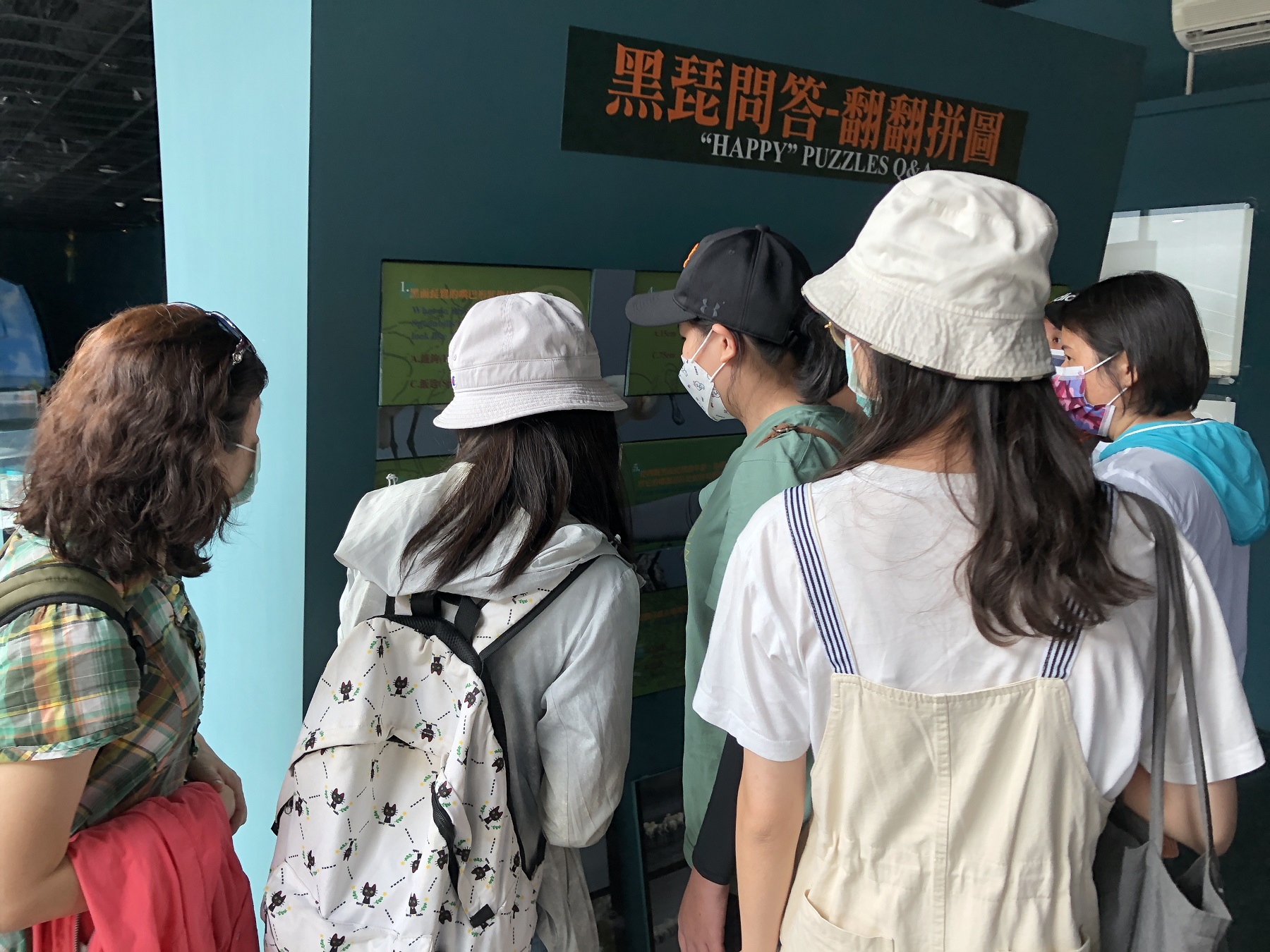 來趣台江Fun Tour解說專車遊客在黑琵展示館參觀互動展示設施