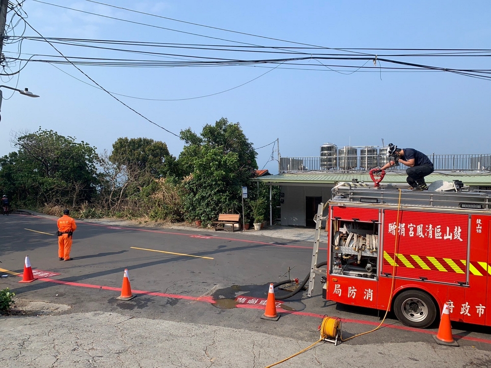 鼓山消防隊部署水線、海巡人員協助指揮交通