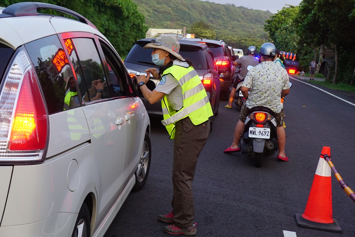 ↑向用路人說明護蟹管制緣由
