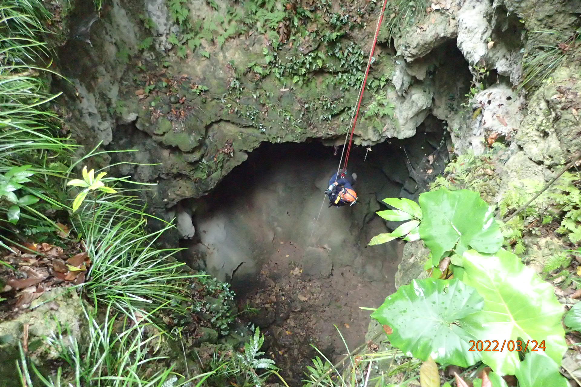 陷坑落差超過10公尺可想而知石塊掉落產生的力量